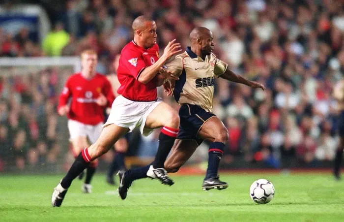 Framed Print : Sylvain Wiltord (Arsenal) Mikael Silvestre (Manchester United)