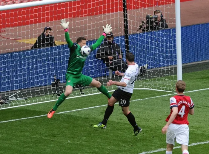 Framed Print : Szczesny Stuns Van Persie: Thrilling Save at Arsenal vs Manchester United (2012-13)