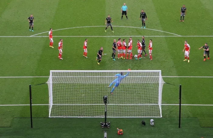 Framed Print : Tadic's Stunning Free Kick: Southampton Stuns Arsenal at Emirates (2016-17)