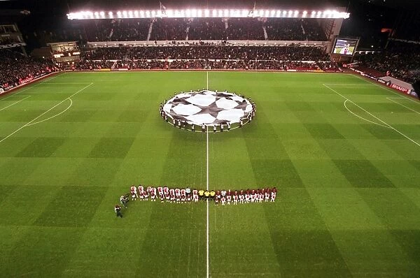 The teams line up before the match. Arsenal 0:0 Ajax