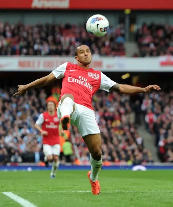 Framed Print : Theo Walcott in Action: Arsenal vs Manchester City, Premier League 2011-12