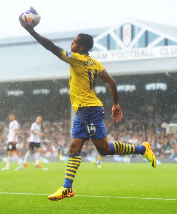 Framed Print : Theo Walcott in Action: Fulham vs Arsenal, Premier League 2013-14 Framed Print : Theo Walcott in Action: Fulham vs Arsenal, Premier League 2013-14