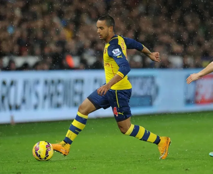 Framed Print : Theo Walcott in Action: Swansea vs Arsenal, Premier League 2014-15