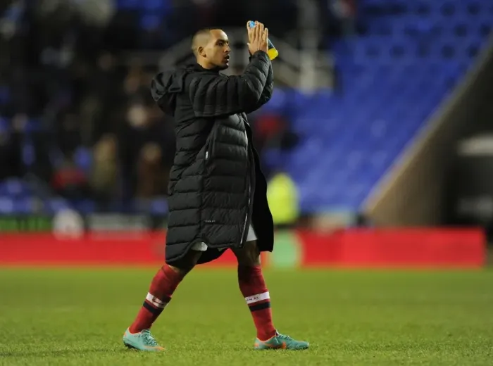 Framed Print : Theo Walcott Applauding Arsenal Fans: Reading vs Arsenal, Premier League 2012-13 Framed Print : Theo Walcott Applauding Arsenal Fans: Reading vs Arsenal, Premier League 2012-13
