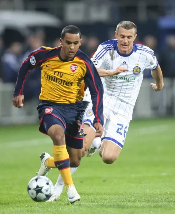 Framed Print : Theo Walcott (Arsenal) Andriy Nesmachniy (Dynamo Kiev) Framed Print : Theo Walcott (Arsenal) Andriy Nesmachniy (Dynamo Kiev)