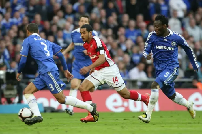 Framed Print : Theo Walcott (Arsenal) Ashley Cole and Michael Essien (Chelsea)