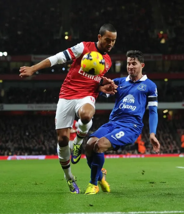 Framed Print : Theo Walcott (Arsenal) Bryan Oviedo (Everton). Arsenal 1: 1 Everton. Barclays Premier League