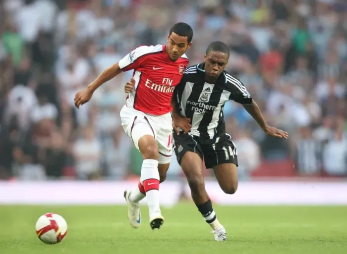 Framed Print : Theo Walcott (Arsenal) Charles N Zogbia (Newcastle) Framed Print : Theo Walcott (Arsenal) Charles N Zogbia (Newcastle)