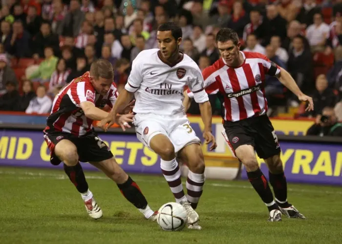 Framed Print : Theo Walcott (Arsenal) Chris Armstrong and Chris Morgan (Sheff)
