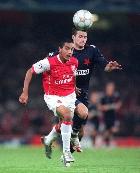 Framed Print : Theo Walcott (Arsenal) Daniel Pudil (Slavia) Framed Print : Theo Walcott (Arsenal) Daniel Pudil (Slavia)