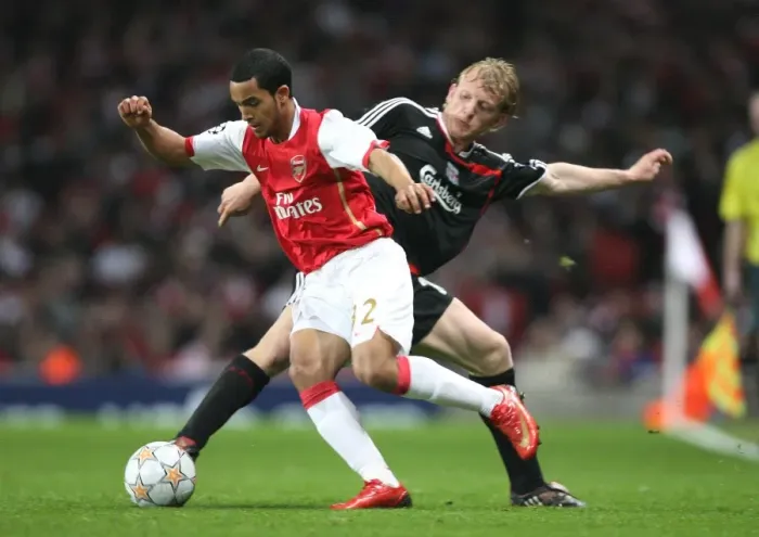 Framed Print : Theo Walcott (Arsenal) Dirk Kuyt (Liverpool) Framed Print : Theo Walcott (Arsenal) Dirk Kuyt (Liverpool)