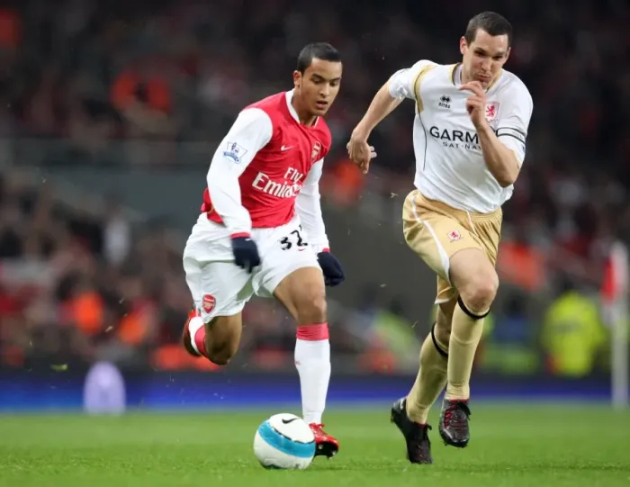 Framed Print : Theo Walcott (Arsenal) Emmanuel Pogatetz (Boro)