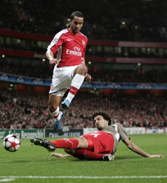 Framed Print : Theo Walcott (Arsenal) Felipe (Liege) Framed Print : Theo Walcott (Arsenal) Felipe (Liege)