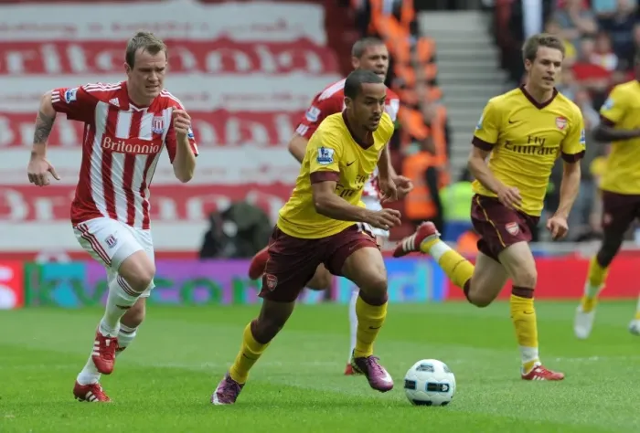 Framed Print : Theo Walcott (Arsenal) Glen Whelan (Stoke). Stoke City 3: 1 Arsenal. Barclays Premier League Framed Print : Theo Walcott (Arsenal) Glen Whelan (Stoke). Stoke City 3: 1 Arsenal. Barclays Premier League