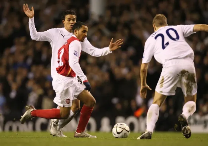 Framed Print : Theo Walcott (Arsenal) Jermaine Jenas and Michael Dawson (Tottenham)