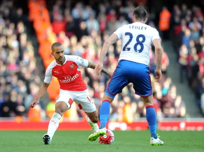 Framed Print : Theo Walcott (Arsenal) Joe Ledley (Palace)