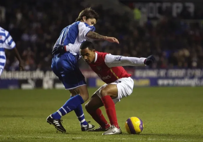 Framed Print : Theo Walcott (Arsenal) John Oster (Reading) Framed Print : Theo Walcott (Arsenal) John Oster (Reading)