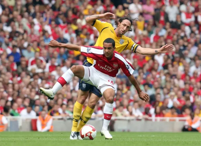Framed Print : Theo Walcott (Arsenal) Jonathan Greening (West Brom)