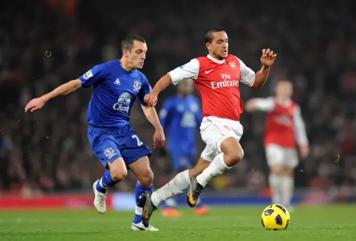 Framed Print : Theo Walcott (Arsenal) Leon Osman (Everton). Arsenal 2: 1 Everton. Barclays Premier League