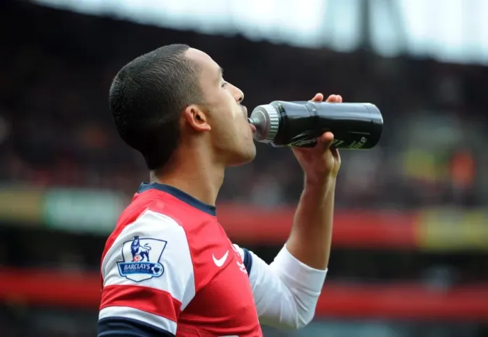 Framed Print : Theo Walcott (Arsenal) with a Lucazade bottle. Arsenal 3: 3 Fulham. Barclays Premier League Framed Print : Theo Walcott (Arsenal) with a Lucazade bottle. Arsenal 3: 3 Fulham. Barclays Premier League