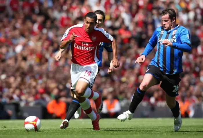 Framed Print : Theo Walcott (Arsenal) Matthew Bates (Middlesbrough) Framed Print : Theo Walcott (Arsenal) Matthew Bates (Middlesbrough)