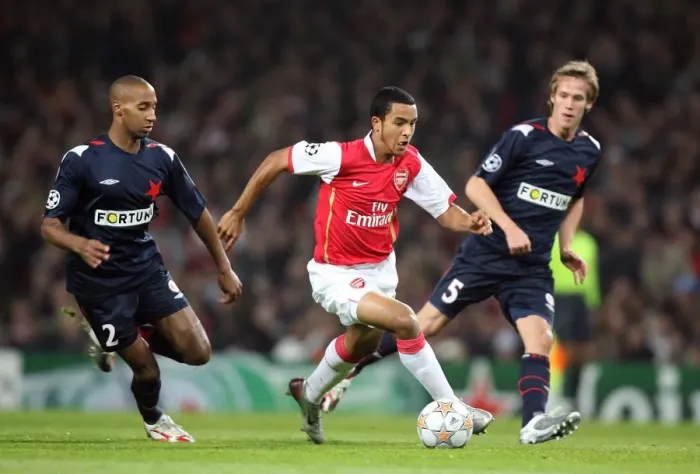 Framed Print : Theo Walcott (Arsenal) Michael Tavares and Michal Svec (Slavia)