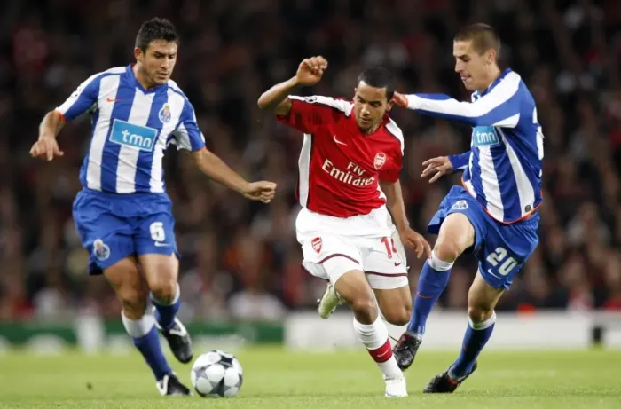 Framed Print : Theo Walcott (Arsenal) Nelson Benitez and Lisandro (Porto)