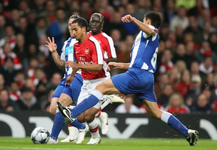 Framed Print : Theo Walcott (Arsenal) Nelson Benitez (Porto) Framed Print : Theo Walcott (Arsenal) Nelson Benitez (Porto)