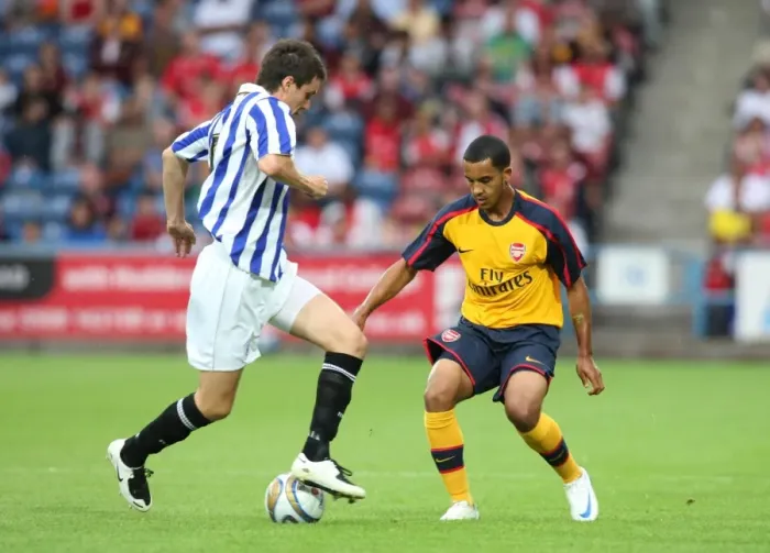 Framed Print : Theo Walcott (Arsenal) nutmegs Maichael Collins (Huddersfield) Framed Print : Theo Walcott (Arsenal) nutmegs Maichael Collins (Huddersfield)