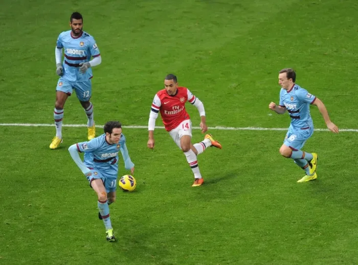 Framed Print : Theo Walcott (Arsenal) Ricardo Vaz te, Mark Noble and Joey O Brien (West Ham). Arsenal 5