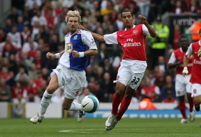 Framed Print : Theo Walcott (Arsenal) Robbie Savage (Arsenal)
