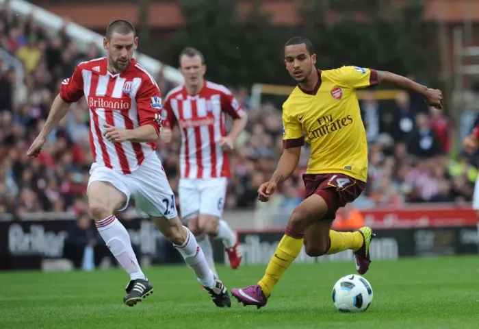 Framed Print : Theo Walcott (Arsenal) Rory Delap (Stoke). Stoke City 3: 1 Arsenal. Barclays Premier League