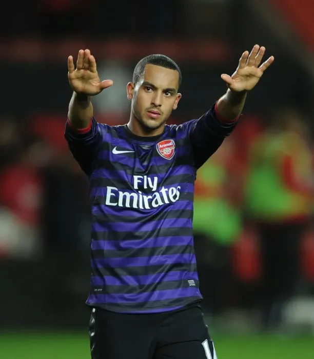 Framed Print : Theo Walcott (Arsenal) salutes the Southampton fans after the match. Southampton 1: 1 Arsenal Framed Print : Theo Walcott (Arsenal) salutes the Southampton fans after the match. Southampton 1: 1 Arsenal
