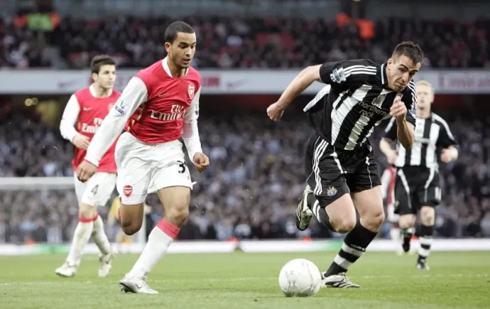 Framed Print : Theo Walcott (Arsenal) Sancez Jose Enrique (Newcastle)