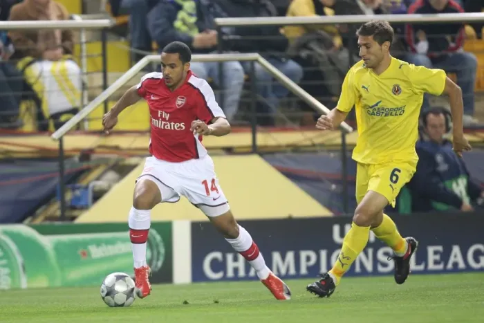 Framed Print : Theo Walcott (Arsenal) Sebastian Eguren (Villarreal)