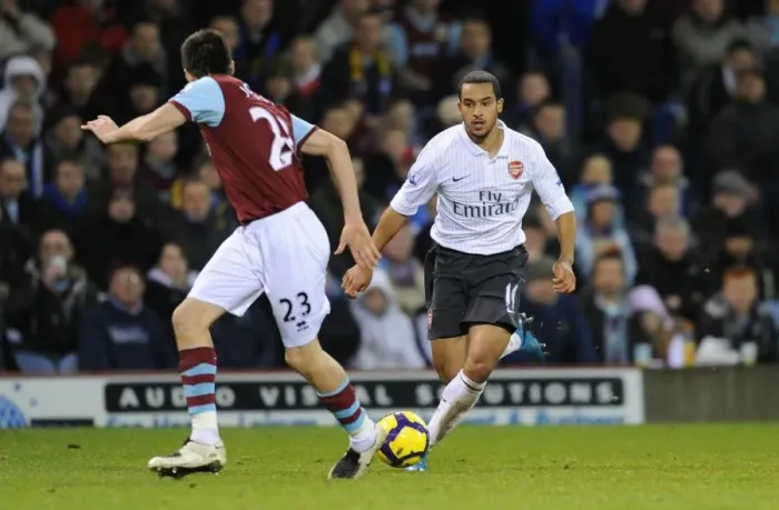 Framed Print : Theo Walcott (Arsenal) Stephen Jordan (Burnley). Burnley 1: 1 Arsenal, Barclays Premier League