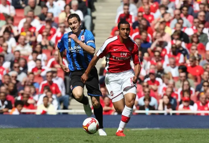 Framed Print : Theo Walcott (Arsenal) Stewart Downing (Middlesbrough)