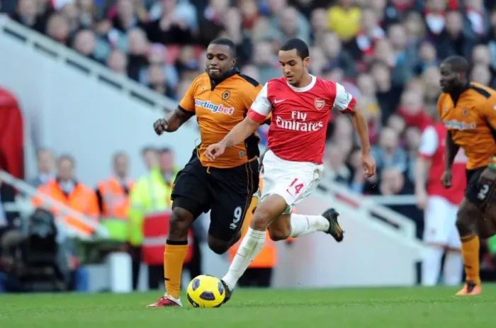Framed Print : Theo Walcott (Arsenal) Sylvan Ebanks-Blake (Wolves). Arsenal 2: 0 Wolverhampton Wanderers