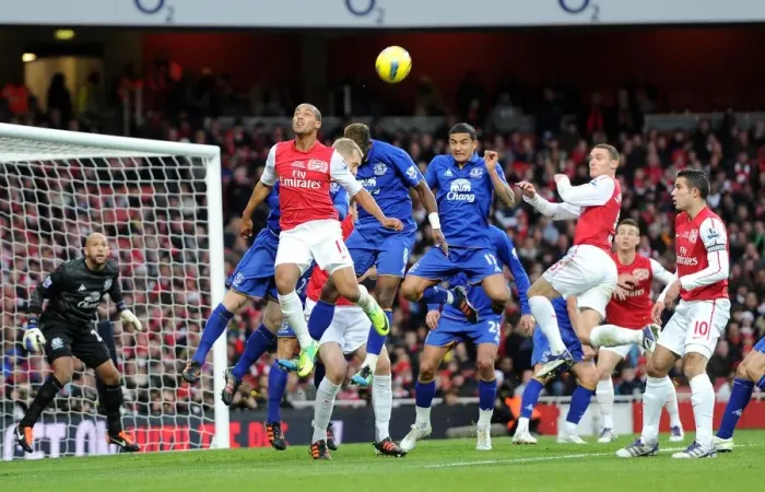 Framed Print : Theo Walcott (Arsenal) Tim Cahill (Everton). Arsenal 1: 0 Everton. Barclays Premier League