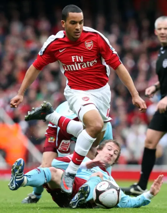 Framed Print : Theo Walcott (Arsenal) Wade Elliott (Burnley) Framed Print : Theo Walcott (Arsenal) Wade Elliott (Burnley)