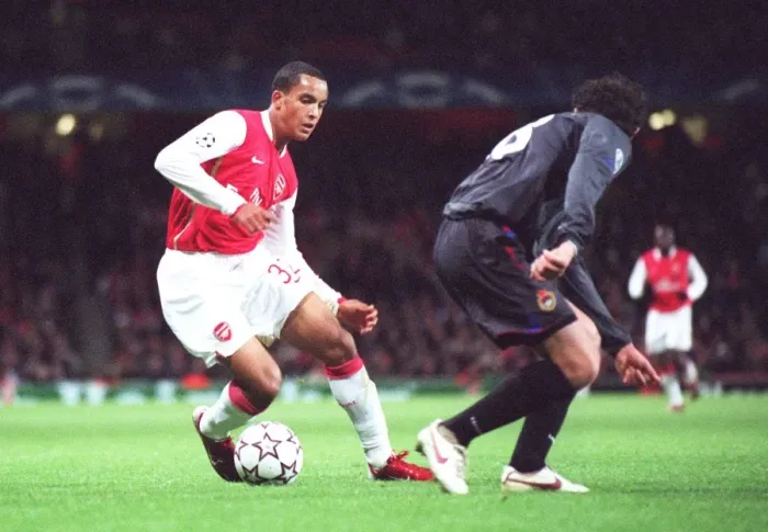 Framed Print : Theo Walcott (Arsenal) Yuri Zhirkov (CSKA) Framed Print : Theo Walcott (Arsenal) Yuri Zhirkov (CSKA)