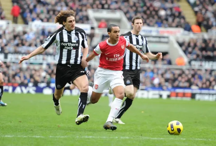 Framed Print : Theo Walcott breaks past Newcastle defender Fabricio Coloccini to score the 1st Arsenal goal