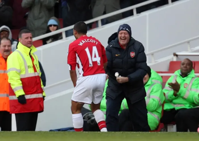 Framed Print : Theo Walcott celebrates scoring Arsenals 2nd goal with Paul Johnson