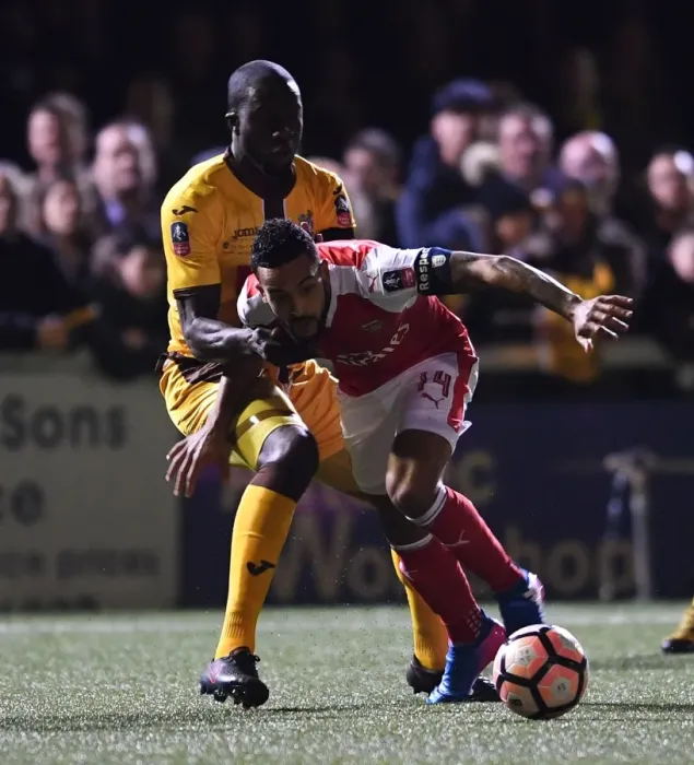 Framed Print : Theo Walcott Clashes with Kevin Amankwaah: Sutton United vs. Arsenal in The Emirates FA Cup Fifth Round