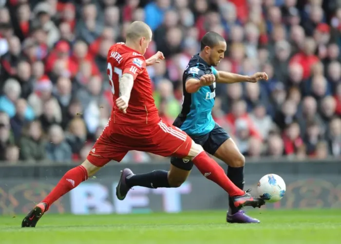 Framed Print : Theo Walcott Dashes Past Martin Skrtel: Liverpool vs. Arsenal, Premier League 2011-12