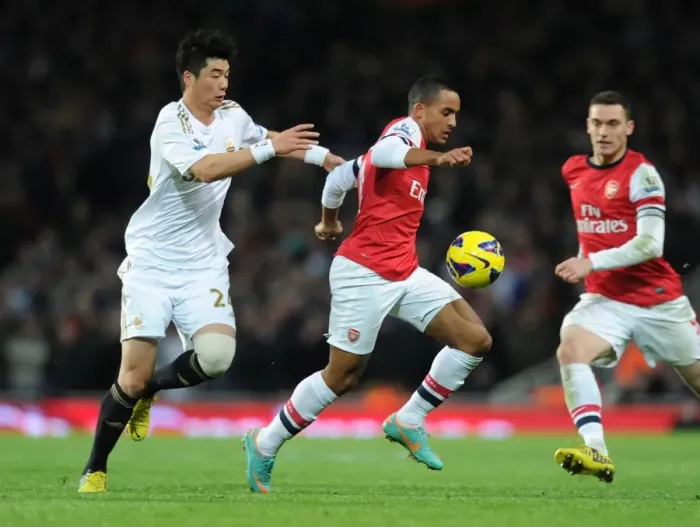 Framed Print : Theo Walcott Dashes Past Sung-Yueng Ki: Arsenal vs Swansea City, Premier League 2012-13
