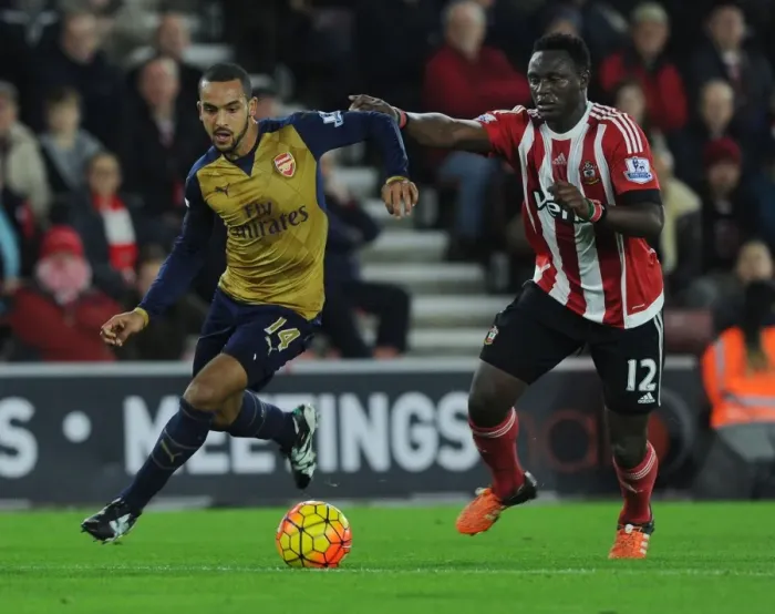 Framed Print : Theo Walcott Dashes Past Wanyama: Southampton vs. Arsenal, Premier League 2015-16 Framed Print : Theo Walcott Dashes Past Wanyama: Southampton vs. Arsenal, Premier League 2015-16