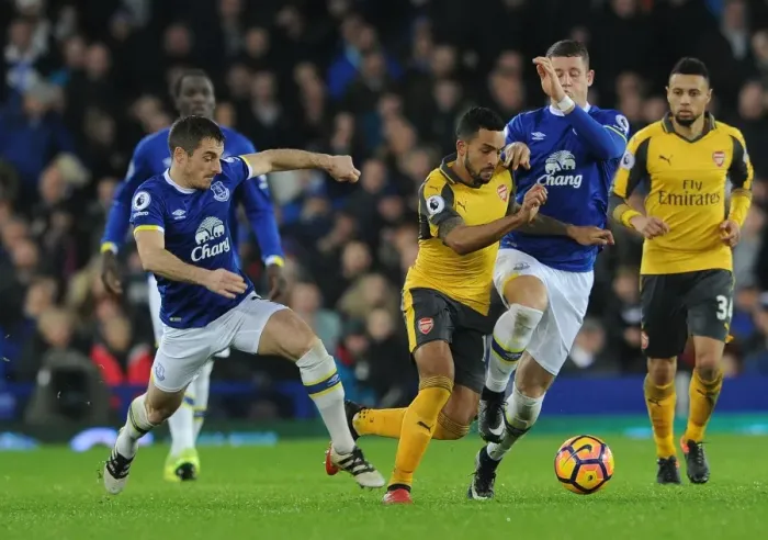Framed Print : Theo Walcott Faces Off Against Everton's Leighton Baines and Ross Barkley in Premier League Clash Framed Print : Theo Walcott Faces Off Against Everton's Leighton Baines and Ross Barkley in Premier League Clash