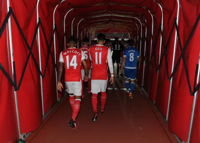 Framed Print : Theo Walcott and Mesut Ozil (Arsenal) in the players tunnel. Arsenal 3: 1 Bournemouth