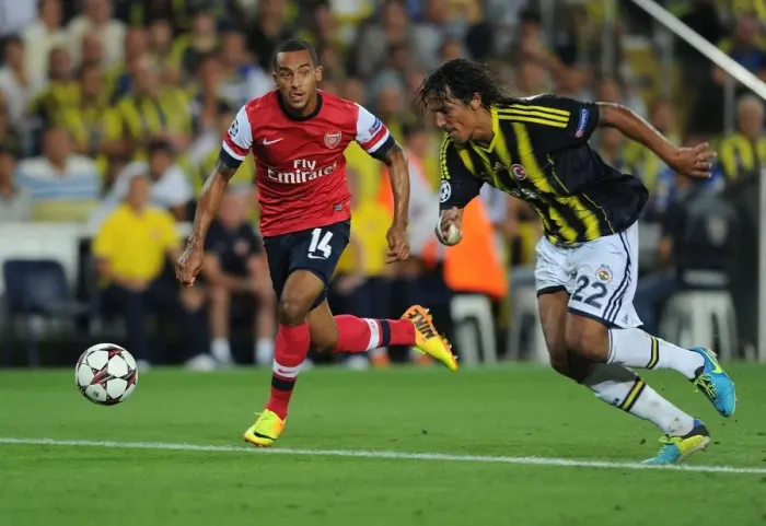 Framed Print : Theo Walcott Outmaneuvers Bruno Alves in Arsenal's UEFA Champions League Clash against Fenerbahce